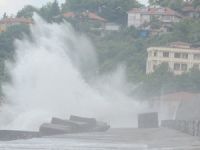 Karadeniz’de şiddetli fırtına balıkçı teknelerini zorladı