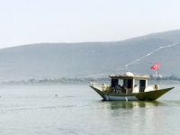 Uluabat Gölü'nde turistler Saltanat Kayıklarıyla gezdiriliyor