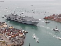 İngiltere'nin yeni uçak gemisi HMS Queen Elizabeth su alıyor