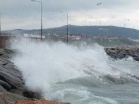 Bandırma Körfezi’nde fırtına deniz ulaşımını engelledi