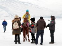 Buz tutan Çıldır Gölü, turistlerin akınına uğradı