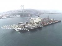 Dünyanın en büyük inşaat gemisi 'Pioneering Spirit', İstanbul Boğazı'ndan geçti