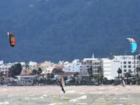 Marmaris'te adrenalin tutkunları sörf keyfi yaptı