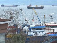 Yük taşımacılığı yapan gemiler, Karadeniz'de havaların düzelmesini bekliyor