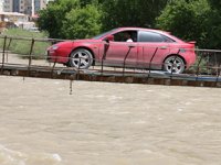 Debisi yükselen Çoruh Nehri kara yoluyla aynı hizada akıyor