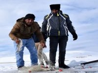 Atlı kızaklarla ulaştıkları gölde buzu kırıp balık avlıyorlar