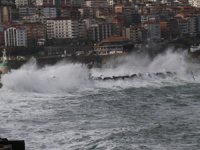 Karadeniz'deki dalgalar şiddetini artırdı