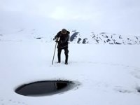 Ağrı Balık Gölü buz tutunca Eskimo usulü balık avlayanların ekmek kapısı oldu