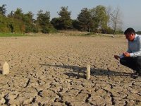 Sular çekildi, mezarlıklar gün yüzüne çıktı