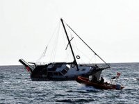 Marmara Ereğlisi açıklarında yat kayalıklara çarptı: 2 kişi kurtarıldı