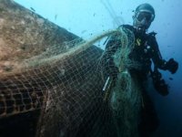 Dalgıçlar, Karaburun'u ‘hayalet ağlar’dan temizliyorlar