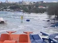 İzmir'de 6.6 büyüklüğündeki deprem sonrası tsunami paniği yaşanıyor