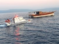 107 göçmenin bulunduğu tekne balık çiftliği kafesine çarptı