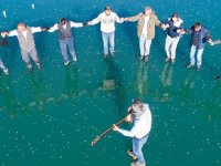 Buz tutan Çıldır Gölü’nden renkli görüntüler ortaya çıktı