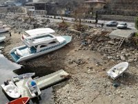 Çekilen baraj suları üstünde bulunan tekneler karaya oturdu