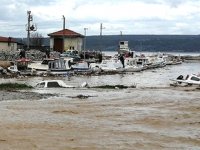 Kepez deresi taştı, tekneler battı