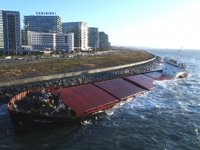 Zeytinburnu’nda karaya oturan gemi, denize sürüklenmemesi için sahile bağlandı