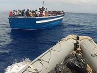 Lampedusa Adası açıklarında düzensiz göçmenleri taşıyan tekne alabora oldu