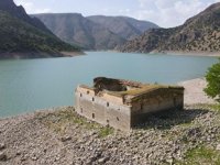 Barajda sular çekildi, tarihi kilise gün yüzüne çıktı