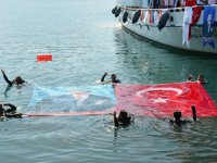 Dalgıçlar, 19 Mayıs’ı denizde Türk Bayrağı açarak kutladı