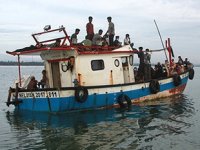 Arakanlı Müslümanlar’ı taşıyan tekne, Endonezya'da karaya oturdu