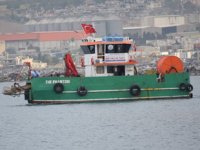 İskenderun’da deniz teknelerle temizleniyor