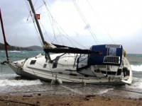 Bodrum’da fırtına nedeniyle yelkenli tekne karaya oturdu