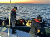 İzmir açıklarında 37 göçmen kurtarıldı