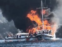 Ahşap tur teknesinde yangın: 14 kişi yaralandı