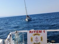 Karaburun açıklarında sürüklenen tekne kıyıya yanaştırıldı