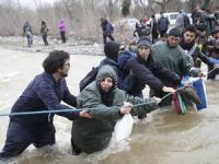 Mülteciler Yunanistan'dan Makedonya'ya geçmeye çalışıyor